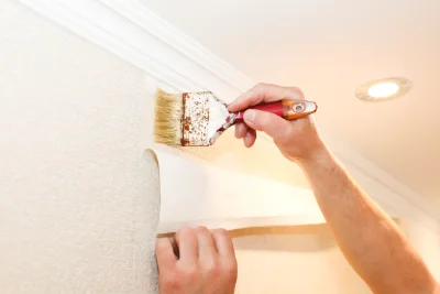 Pose de papier peint à Rives-du-Fougerais — revêtements muraux et toiles de verre